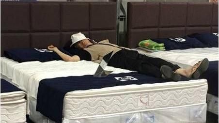 你累了嗎？他在大賣場竟「睡到打呼」