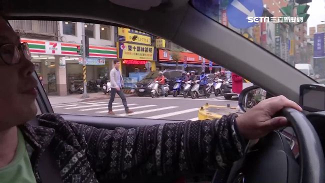 A柱擋視線釀禍　轎車左轉直撞路人