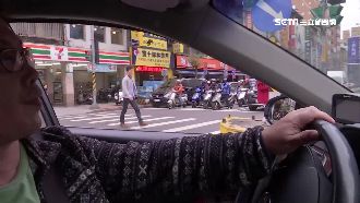 A柱擋視線釀禍　轎車左轉直撞路人
