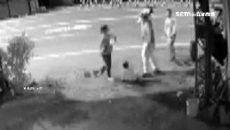 不顧幼童在旁　新手爸當街狂歐女友