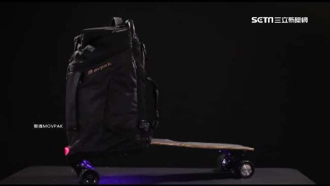 通勤救星！滑板背包內建USB能充電