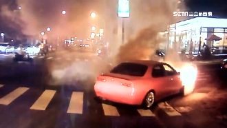 百萬跑車突起火燒毀　駕駛急逃離脫險