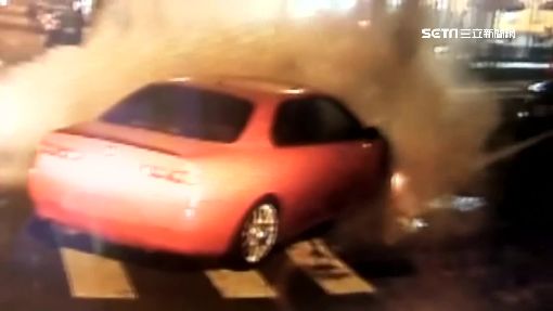 百萬「愛快羅蜜歐跑車」燒毀　駕駛急逃離脫險