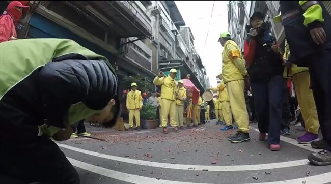 孝子跪地求母健康　白沙屯媽為他掉頭