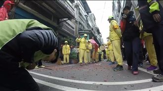 孝子跪地求母健康　白沙屯媽為他掉頭