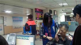 JD
抓寶抓到暈倒  寶友電請119送急診
嘉義市1名54歲男子（右2）在2日晚間在公園內玩手機
「抓寶」遊戲時，突然暈倒，所幸「寶友」及時發現，
電請119救護，將他送醫急診。
（翻攝照片）
中央社記者江俊亮傳真  106年3月3日