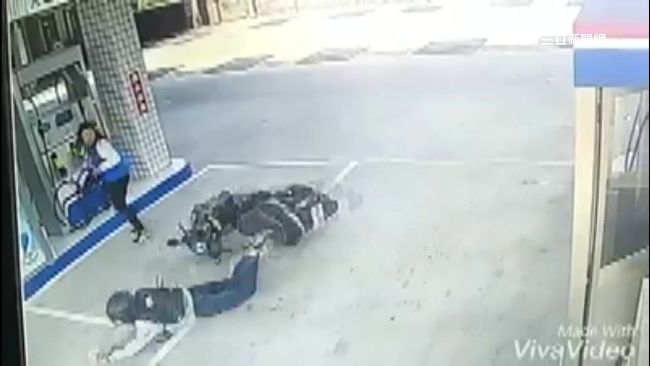 疑車速快剎不住　騎士滑壘摔進加油站