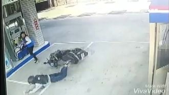 疑車速快剎不住　騎士滑壘摔進加油站