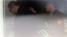 台北地方法院3日提訊涉及W飯店女模命案的「土豪哥」朱家龍（左），召開羈押庭。中央社記者鄭傑文 106年3月3日