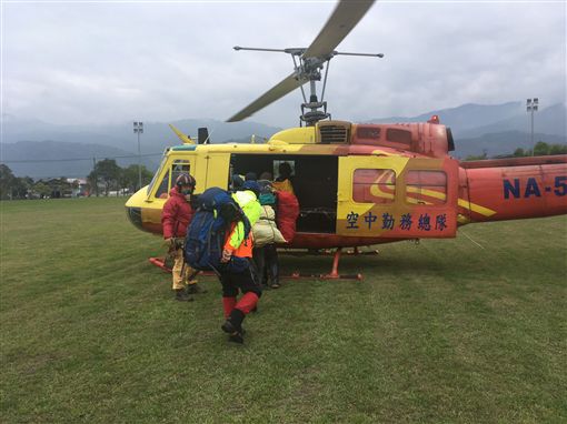 由4人組成的登山隊伍攀登八通關越嶺古道，其中一名男大生2日失足滑落山壁，腰傷無法行動，警消獲報，出動空勤直升機，礙於天候2度返航，救難人員徒步救人。　圖／中央社