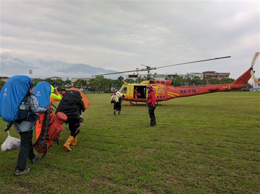 由4人組成的登山隊伍攀登八通關越嶺古道，其中一名男大生2日失足滑落山壁，腰傷無法行動，警消獲報，出動空勤直升機，礙於天候2度返航，救難人員徒步救人。　圖／中央社