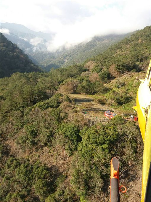 由4人組成的登山隊伍攀登八通關越嶺古道，其中一名男大生2日失足滑落山壁，腰傷無法行動，警消獲報，出動空勤直升機，礙於天候2度返航，救難人員徒步救人。　圖／中央社