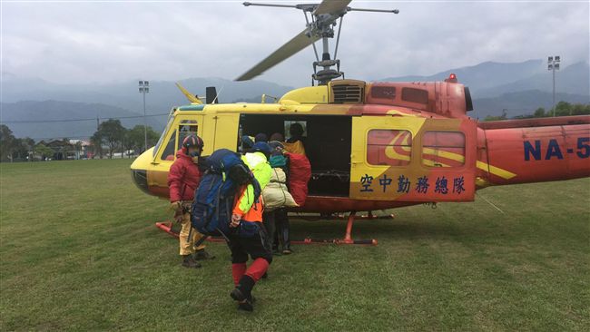 男大生登山失足墜落　救難隊徒步救人