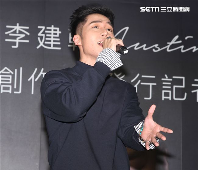 歌壇新人實力派歌手李建軒經歷各種比賽累積歌唱及舞台經驗（3）日發行創作EP。（記者邱榮吉/攝影）
