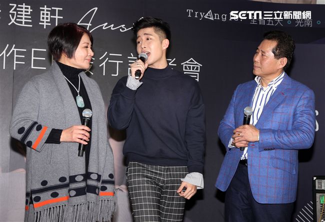 歌壇新人實力派歌手李建軒發行創作EP，同為歌壇銀色夫妻康康雷、張鴻站台為兒子加油打氣。（記者邱榮吉/攝影）

