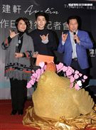 歌壇新人實力派歌手李建軒發行創作EP，同為歌壇銀色夫妻康康雷、張鴻站台為兒子加油打氣。（記者邱榮吉/攝影）

