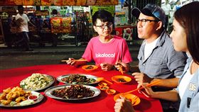 為了這一頓飯，詹姆士和廚餘小組排隊兩個小時。