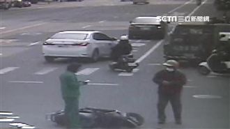 郵差路口出「撞」況　信件滿天飛！