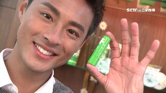 軍官情人孫其君　幫粉絲護唇展貼心