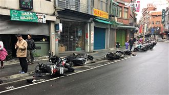 酒醉女乘客搶方向盤　計程車連撞8車