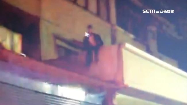 扮蜘蛛人闖空門失足　賊高舉雙手投降