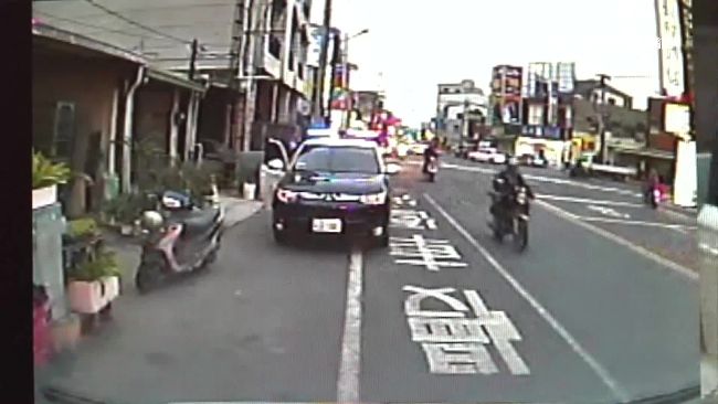 男子大腿中彈　聞警車聲竟拔腿就跑！