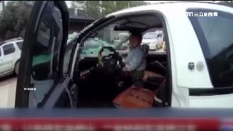 爸下車沒熄火　陸2歲童倒車連撞4車
