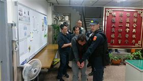 南韓竊盜集團在台行竊　當場遭逮
台北市刑警大隊肅竊組長期跟監鎖定一群來自南韓的扒手竊盜集團，他們假意擦身撞到路人，趁機行竊，警方4日趁他們在台北101下手時，當場逮捕。
（翻攝畫面）
中央社記者朱則瑋傳真　106年3月4日