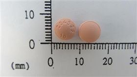 食藥署指出，已接獲藥廠通報，「冠脂妥」（Crestor 10mg）膜衣錠盒裝，批號「MV503」疑有假冒品，並去函各醫療院所及藥局，先將產品下架。圖為「冠脂妥膜衣錠10毫克」外觀。（圖／中央社）