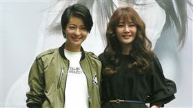 賴雅妍帥氣站台　惹哭陶嫚曼（1）
藝人陶嫚曼（右）出新書「我的美麗態度」，藝人好友
賴雅妍（左）4日以男裝驚喜現身簽書會，直喊「這束
花要給我馬子」，陶嫚曼感動落淚，謝謝賴雅妍伴她度
過演藝低潮。
中央社實習記者陳渝涵攝　106年3月4日

（圖／中央社）
