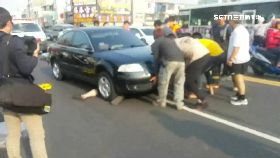 d擦撞卡車底2400