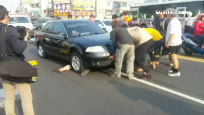 騎士遭捲入車底　民眾熱心抬車幫救人