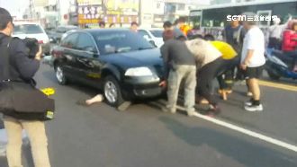 騎士遭捲入車底　民眾熱心抬車幫救人