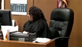 酒駕犯媽媽台下嬉鬧，被法官判坐牢93天。（圖／翻攝自B.C. & Lowy YouTube）