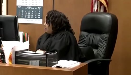 酒駕犯母法庭上嬉笑　法官直接判坐牢