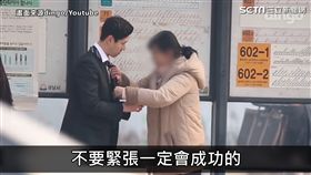 路人暖心幫忙。
（圖／翻攝自YOUTUBE dingo)