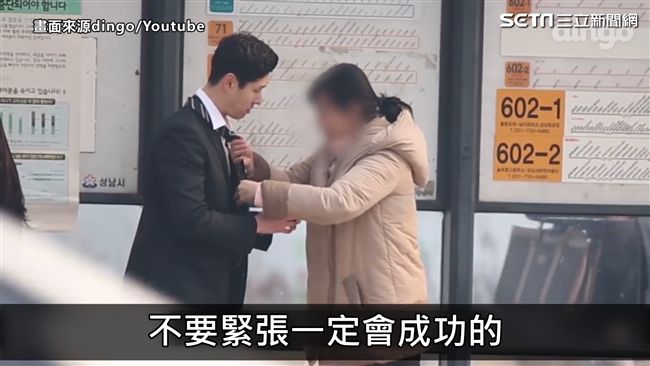 年輕人求助繫領帶　路人反應好暖心