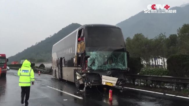 司機閉眼20秒　遊覽車撞護欄釀一死