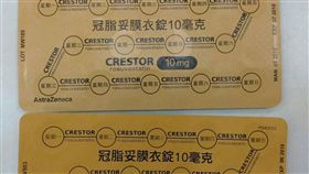 食藥署4日證實，健保藥品中用量前幾名的降血脂藥「冠脂妥」出現偽藥流入市面，但真藥、偽藥從外盒幾乎看不出有何不同，但真藥的藥丸的粉紅色比偽藥來得鮮豔；藥品封膜方面，真藥（上）封膜顏色較淡，偽藥（下）封膜的橘色顏色較深。（藥師公會全聯會提供）中央社記者張茗喧傳真