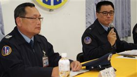 針對空軍清泉崗基地拾獲棄置毒品案件，空軍第427聯隊5日對外說明行政作為，由聯隊長王德揚（右）主持說明，他也為此事件自請處分。(中央社)