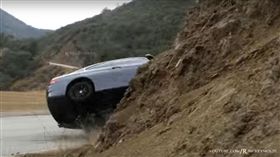 BMW,車主,駕駛,過彎,翻車,頭文字D,飆車,漂移,撞山,爆炸,耍帥　圖／YouTube