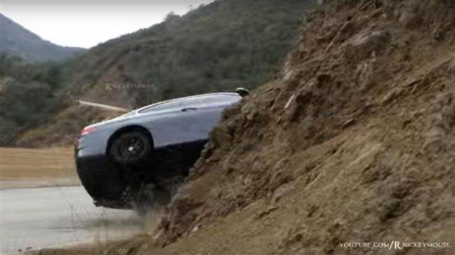 BMW自信飆速過彎！沒想到竟然撞山