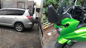 不滿重機停私人車位遭移走　車主反擊讓網友一片叫好。資料來源：臉書「聯結車 大貨車 大客車 拉拉隊 運輸業 照片影片資訊分享團」