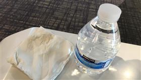 女藝人機場哭泣嘆人生真的好難　他遞上面紙和礦泉水（圖／翻攝臉書）