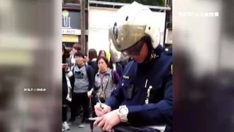 脫衣表演被開單　男嗆「我網路紅人」