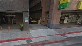 萬世大樓停車場出口斜坡／GoogleMap