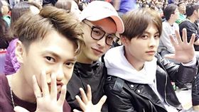 晨翔和王子、毛弟一同觀賽。（圖／翻攝自晨翔臉書）