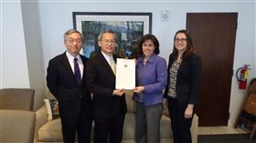 美佛蒙特州眾議會23日（美東時間）通過友台決議案，支持台灣參與國際組織。州眾議長強生（右2）轉交決議文給駐波士頓台北經文處長賴銘琪（左2）。（圖／駐波士頓台北經文處提供／中央社）