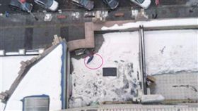 撐雨傘揹書包跳樓/亞心網