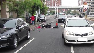 地下道恍神飆速　 騎士飛撞前車屁股